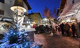 People at a Christmas market in Kitzbühel.