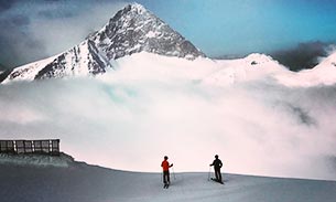 2 skiers in front of the Olperer on the Hintertux glacier.